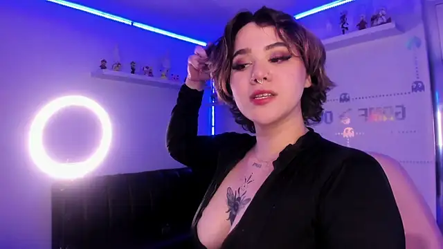 albaismynameX online show from December 3, 7:44 pm