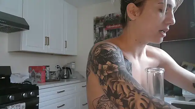 NatalieKneals online show from December 17, 4:35 pm