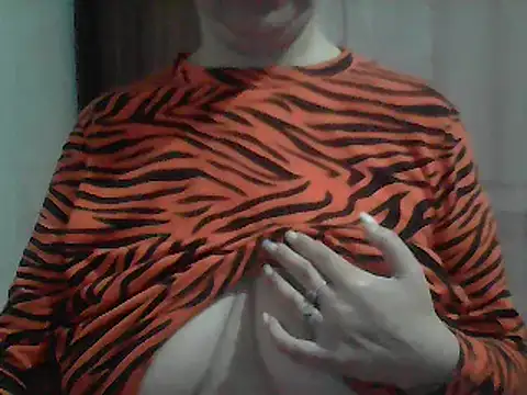 Snapshot of AnaXBerry chatting on March 28, 6:40 pm AnaXBerry online show from March 28, 6:40 pm