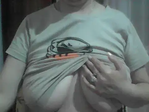 Snapshot of AnaXBerry chatting on May 25, 6:47 pm AnaXBerry online show from May 25, 6:47 pm