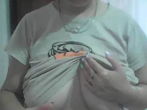 Snapshot of AnaXBerry chatting on July 6, 6:21 am AnaXBerry online show from July 6, 6:21 am