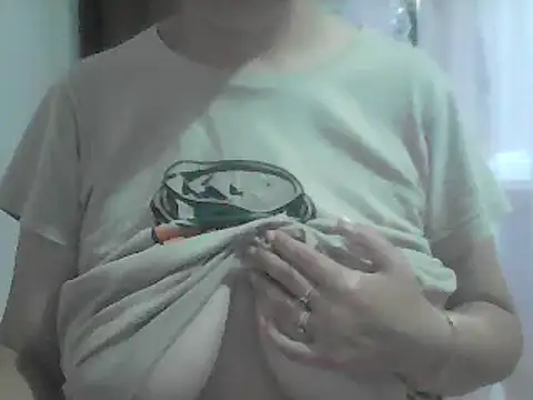 Snapshot of AnaXBerry chatting on August 6, 6:26 am AnaXBerry online show from August 6, 6:26 am