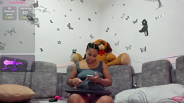 Snapshot of BrianaHazel chatting on November 10, 12:09 am BrianaHazel online show from November 10, 12:09 am