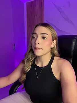 kyliejoness online show from July 27, 2:40 am
