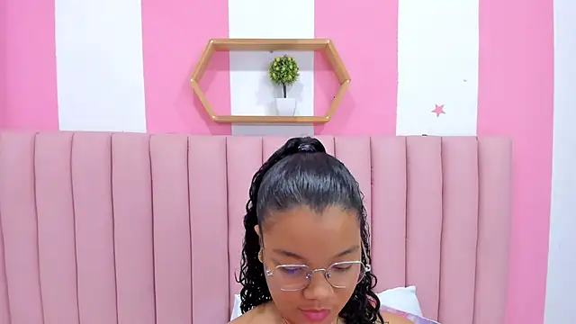 ISABELLA 020 online show from January 10, 12:15 pm