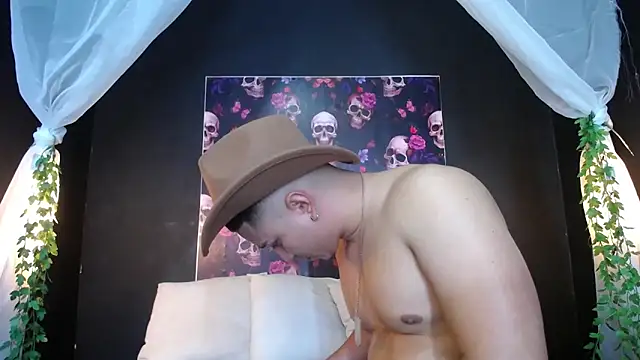 Snapshot of francesco_evan chatting on February 13, 3:56 pm francesco evan online show from February 13, 3:56 pm