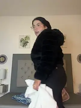 Kylie2211 online show from December 29, 2:38 am