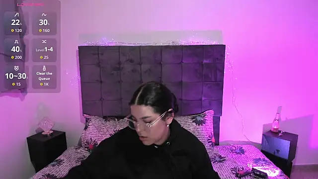 Kylie2211 online show from November 13, 2:32 am