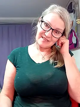 Snapshot of irinamaux chatting on March 3, 9:42 pm irinamaux online show from March 3, 9:42 pm