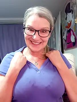 Snapshot of irinamaux chatting on March 6, 3:25 am irinamaux online show from March 6, 3:25 am