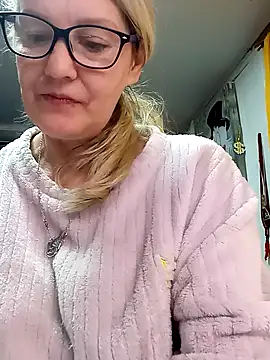 Snapshot of irinamaux chatting on April 9, 3:06 am irinamaux online show from April 9, 3:06 am