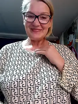 Snapshot of irinamaux chatting on April 12, 4:39 am irinamaux online show from April 12, 4:39 am