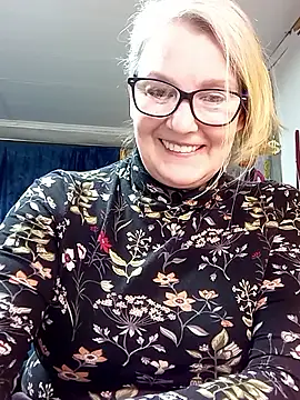Snapshot of irinamaux chatting on April 12, 4:45 pm irinamaux online show from April 12, 4:45 pm