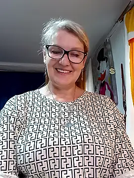 Snapshot of irinamaux chatting on April 18, 8:18 am irinamaux online show from April 18, 8:18 am