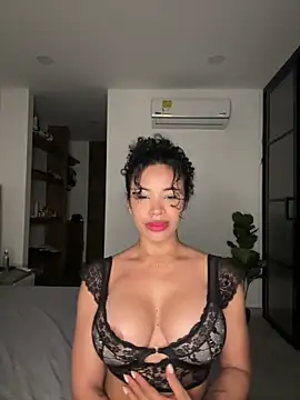 Snapshot of Brunettexio chatting on February 5, 11:17 pm Brunettexio online show from February 5, 11:17 pm