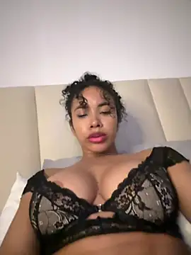 Snapshot of Brunettexio chatting on February 6, 2:22 am Brunettexio online show from February 6, 2:22 am