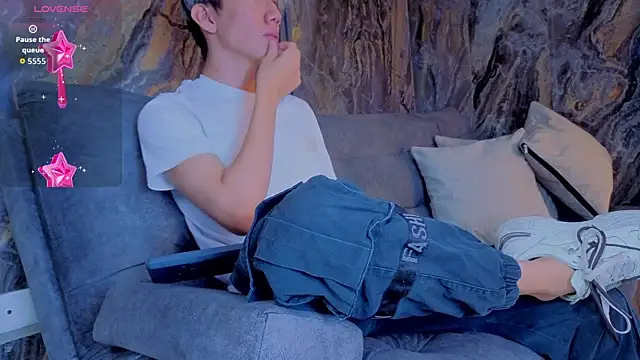 Snapshot of Levii_Ackermann chatting on October 1, 3:29 pm Levii Ackermann online show from October 1, 3:29 pm