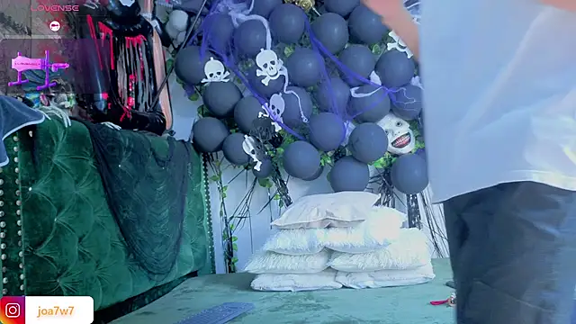 Snapshot of Levii_Ackermann chatting on October 31, 1:45 pm Levii Ackermann online show from October 31, 1:45 pm