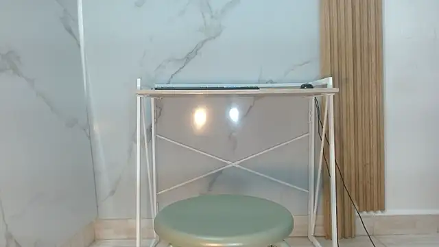 Snapshot of mollyguns chatting on October 18, 7:36 pm mollyguns online show from October 18, 7:36 pm