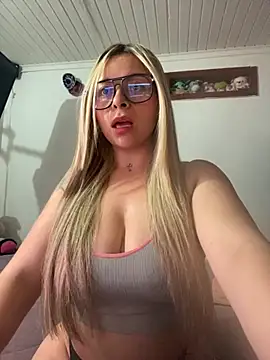 Snapshot of CristalGmez chatting on October 23, 3:06 am CristalGmez online show from October 23, 3:06 am