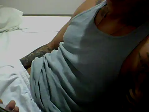 Snapshot of Skater29xx2 chatting on January 18, 11:22 pm Skater29xx2 online show from January 18, 11:22 pm