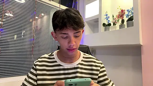 Snapshot of Tomy_Rox chatting on December 7, 4:42 am Tomy Rox online show from December 7, 4:42 am