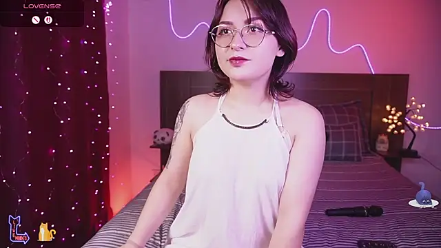Snapshot of Ahri_howl_sweet chatting on May 2, 8:58 pm Ahri howl sweet online show from May 2, 8:58 pm
