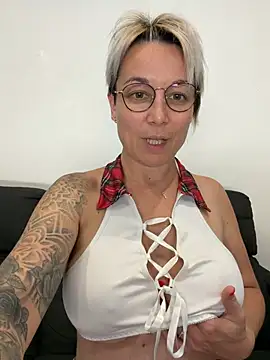 Snapshot of marinella07 chatting on June 20, 10:29 am marinella07 online show from June 20, 10:29 am