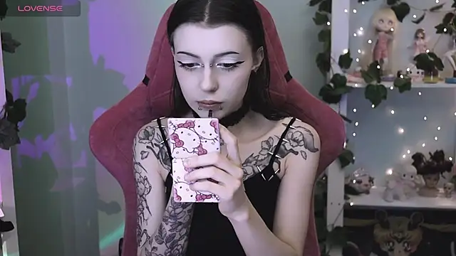 prettybones online show from June 4, 11:33 pm