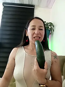 emilypoppy3 online show from October 31, 4:02 am