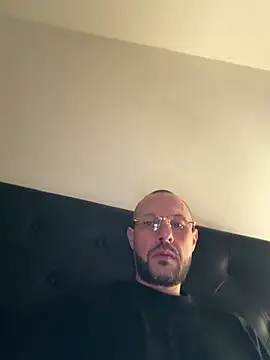 Snapshot of Guitccch chatting on March 2, 5:42 pm Guitccch online show from March 2, 5:42 pm