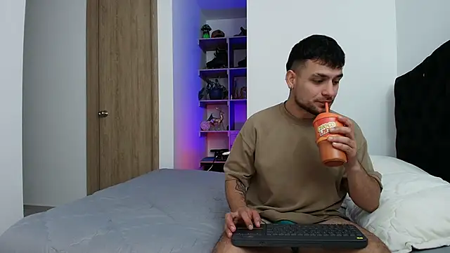 Aron-santoro online show from February 26, 7:13 pm