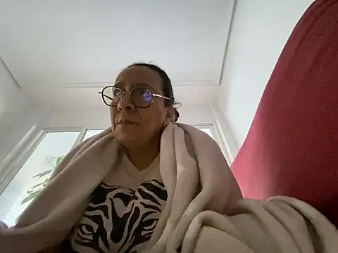 Snapshot of sweeviolet chatting on January 18, 8:31 am sweeviolet online show from January 18, 8:31 am