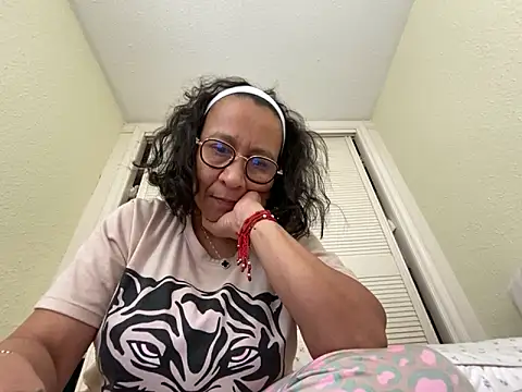 Snapshot of sweeviolet chatting on February 2, 9:40 am sweeviolet online show from February 2, 9:40 am