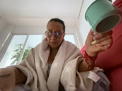 Snapshot of sweeviolet chatting on February 9, 8:54 am sweeviolet online show from February 9, 8:54 am