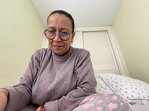 Snapshot of sweeviolet chatting on February 23, 11:55 am sweeviolet online show from February 23, 11:55 am