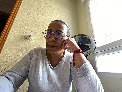 Snapshot of sweeviolet chatting on February 24, 11:43 am sweeviolet online show from February 24, 11:43 am