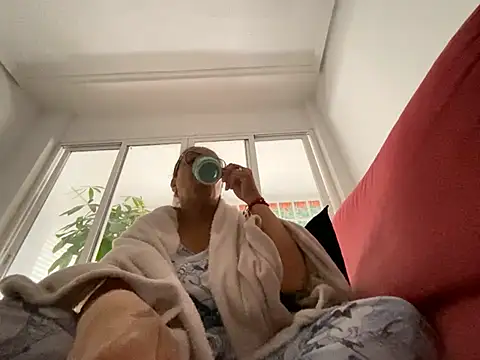 Snapshot of sweeviolet chatting on March 2, 9:42 am sweeviolet online show from March 2, 9:42 am