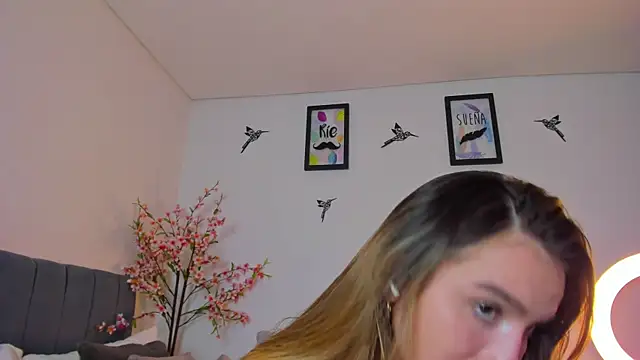 Snapshot of im_sarah34 chatting on December 29, 1:56 am im sarah34 online show from December 29, 1:56 am