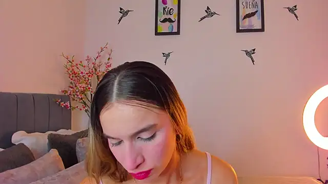 Snapshot of im_sarah34 chatting on January 15, 6:43 am im sarah34 online show from January 15, 6:43 am