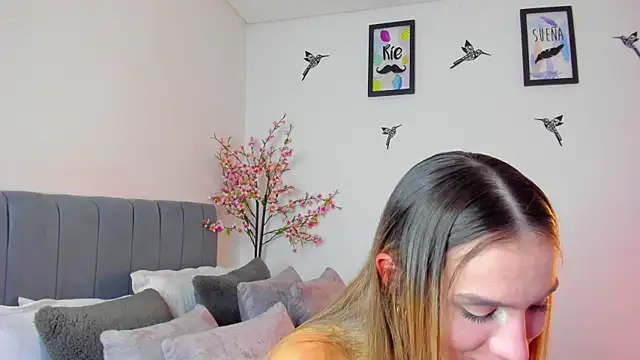 Snapshot of im_sarah34 chatting on January 17, 3:23 am im sarah34 online show from January 17, 3:23 am