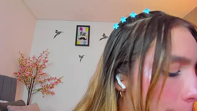 Snapshot of im_sarah34 chatting on January 22, 7:03 am im sarah34 online show from January 22, 7:03 am