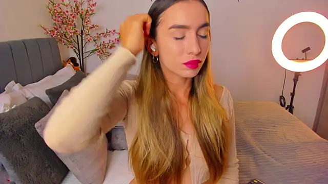 Snapshot of im_sarah34 chatting on February 21, 11:43 pm im sarah34 online show from February 21, 11:43 pm