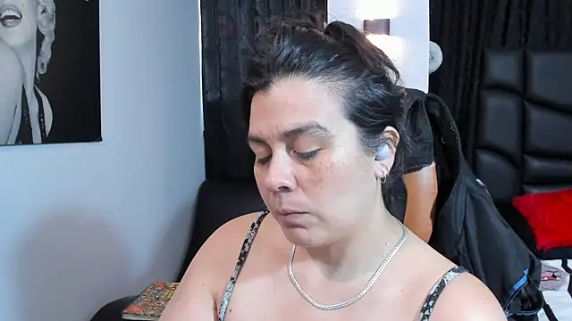 Snapshot of martina_foxy_ chatting on February 4, 9:31 pm martina foxy online show from February 4, 9:31 pm