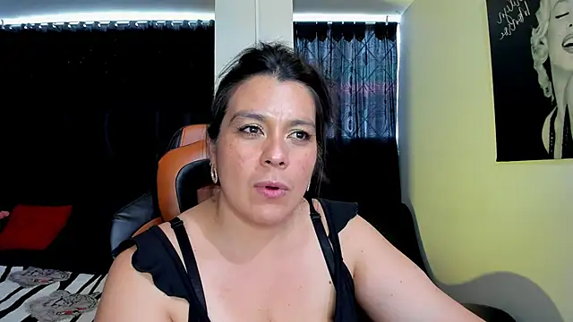 Snapshot of martina_foxy_ chatting on February 12, 6:40 pm martina foxy online show from February 12, 6:40 pm