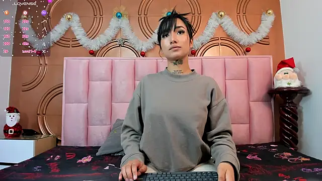 Snapshot of emmily_keller19 chatting on December 27, 1:18 pm emmily keller19 online show from December 27, 1:18 pm