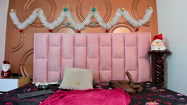 Snapshot of emmily_keller19 chatting on December 27, 4:21 pm emmily keller19 online show from December 27, 4:21 pm