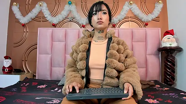 Snapshot of emmily_keller19 chatting on January 6, 1:41 pm emmily keller19 online show from January 6, 1:41 pm