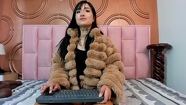 Snapshot of emmily_keller19 chatting on January 18, 1:40 pm emmily keller19 online show from January 18, 1:40 pm