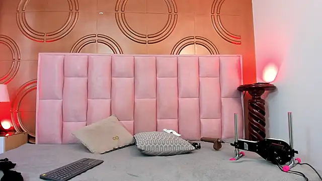 Snapshot of emmily_keller19 chatting on February 4, 1:27 pm emmily keller19 online show from February 4, 1:27 pm